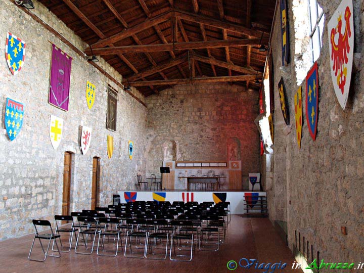 27-P5188690+.jpg - 27-P5188690+.jpg - La chiesa di S. Giacomo (1604), all'interno della storica fortezza di Civitella del Tronto.